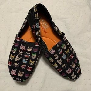 Bobs, black with cats